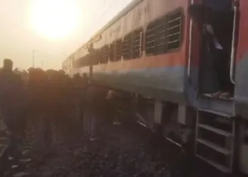 Fire Breaks Out in General Coach of Patna-Bandra Superfast Express; Passengers Evacuated Safely After Incident.