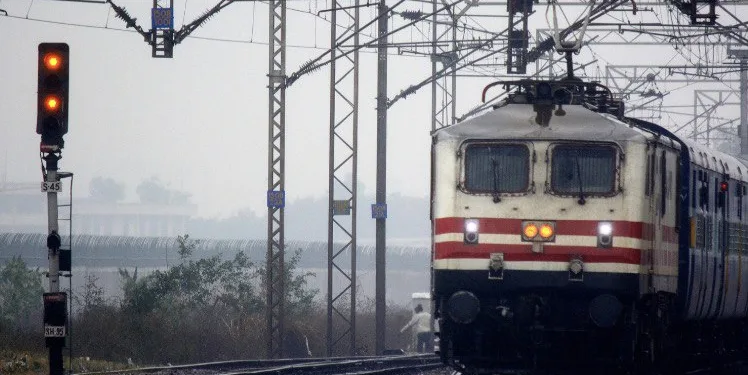 Express Train Disruption: Cattle Strikes Lead to 25-Minute Rail Traffic Halt in Shahjahanpur