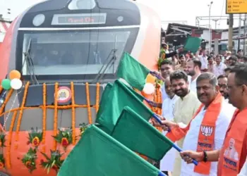 PM Modi Launches Seventh Vande Bharat Express, Enhancing Connectivity Between Varanasi, Ayodhya, and Meerut in Uttar Pradesh