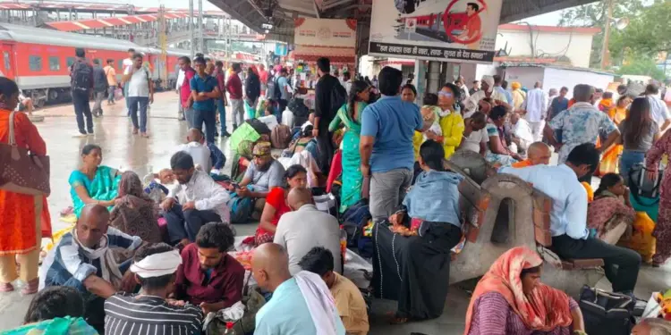 Kudmi Community Protests at Parasnath Station, Demands ST Status and Inclusion of Kudmali Language in Eighth Schedule