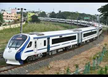 Camel on Railway Tracks Delays Vande Bharat Express by 42 Minutes Near Kunda, Pratapgarh