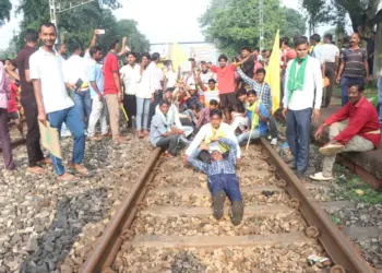 Kudmi Community Protests for Tribal Status, Language Recognition at Pradhankhanta Station Delays Train Services in Jharkhand