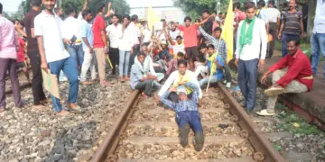 Kudmi Community Protests for Tribal Status, Language Recognition at Pradhankhanta Station Delays Train Services in Jharkhand