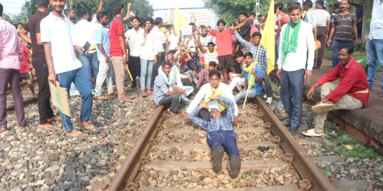 Kudmi Community Protests for Tribal Status, Language Recognition at Pradhankhanta Station Delays Train Services in Jharkhand