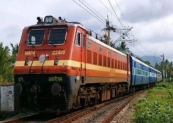 Post-Diwali Rush: 42 Trains from Prayagraj to Delhi and Mumbai Fully Booked, Long Queues at Stations Expected Until November