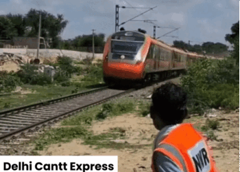 Confusion at Jodhpur Station as Two Vande Bharat Trains Arrive on Same Platform; Passengers Board Wrong Train to Delhi