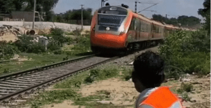 Confusion at Jodhpur Station as Two Vande Bharat Trains Arrive on Same Platform; Passengers Board Wrong Train to Delhi