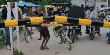 Collision Avoided as Dumper Hits Boom at Rae Bareli's Ramchandrapur Railway Gate Before Vande Bharat Express Arrival